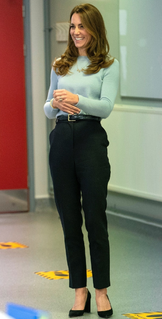 Кейт Мидълтън се изложи с панталон с по-голям размер (Вижте модната й издънка – Снимки)