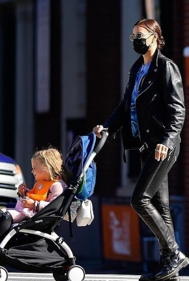 Ирина Шейк шокира с дръзко облекло в детската градина (Вижте как отиде да прибере Леа – Снимки)