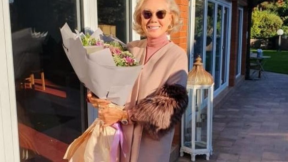 Лепа Брена празнува 60-ти юбилей с най-близките си (Вижте как я изненада Боба– Снимки)