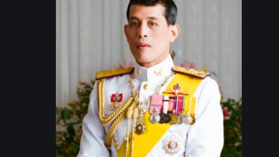 Тайният живот на краля на Тайланд: Пълзящи придворни,  кучета-генерали и още.... (Скандални разкрития)