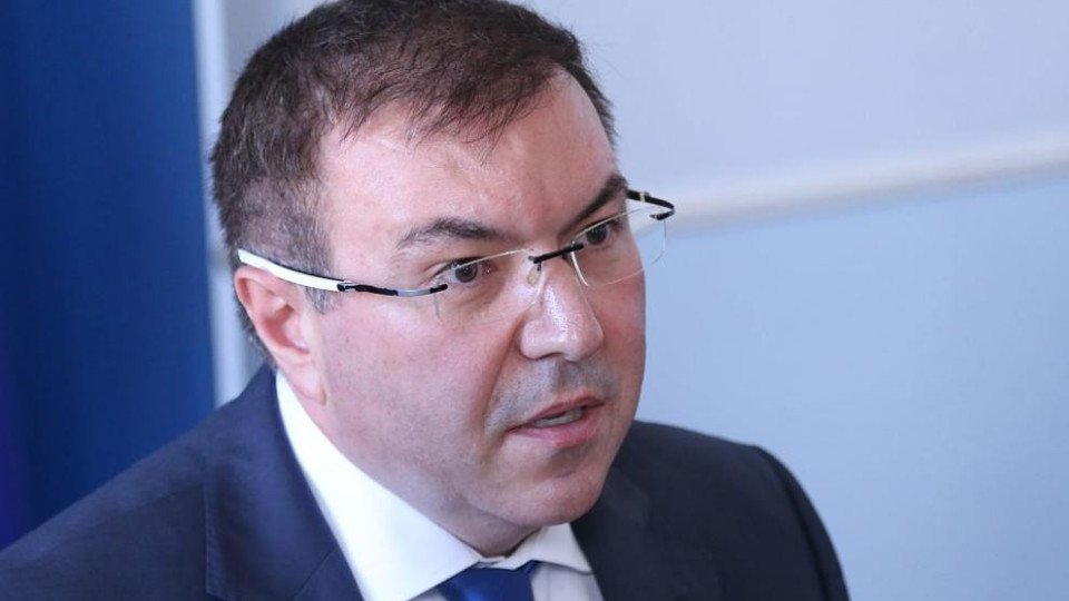 Здравният министър Костадин Ангелов се самоизолира след контакт с Борисов!