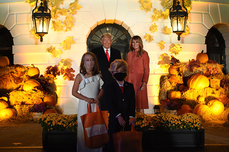 Мелания и Доналд Тръмп отбелязаха Хелоуин в Белия дом (Снимки от приказното тържество)