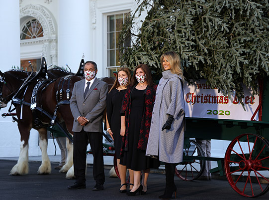 Мелания Тръмп започна подготовката на Белия дом за Коледа (Снимки)