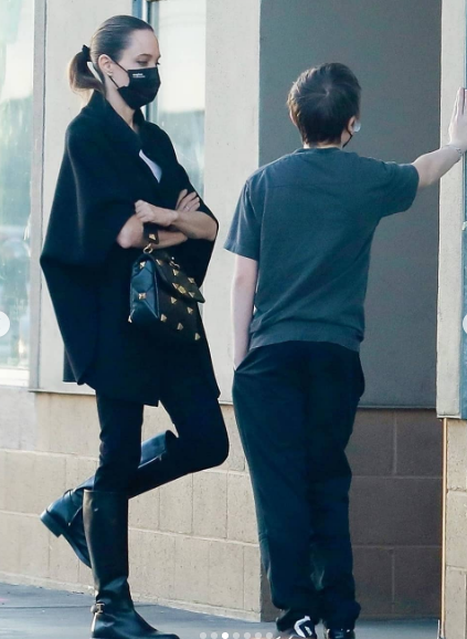 Анджелина Джоли обу тънките си крака с гигантски ботуши (Актрисата лъсна в нова модна издънка – Снимки)