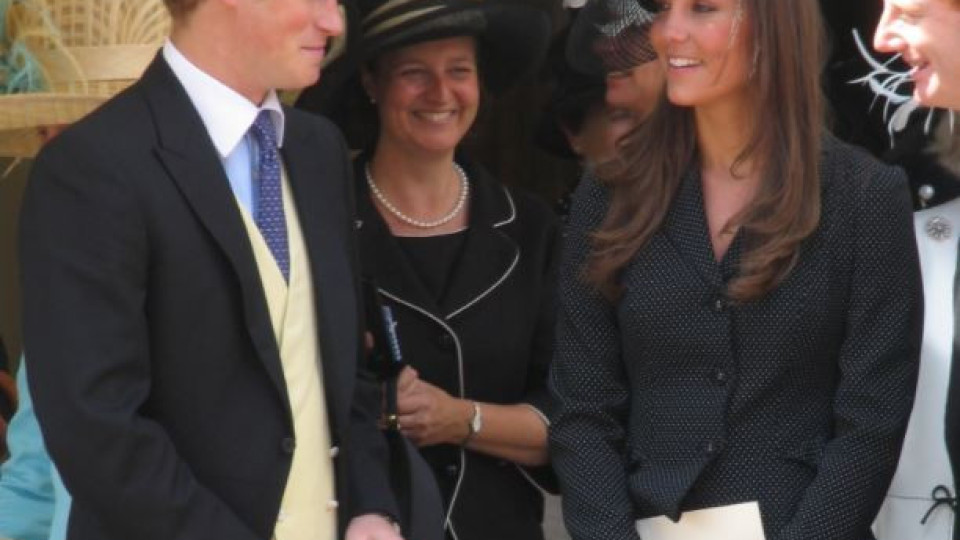 Кейт Мидълтън засрамила Хари пред кралицата с палав подарък (Всичко за куриоза)
