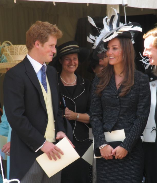 Кейт Мидълтън засрамила Хари пред кралицата с палав подарък (Всичко за куриоза)