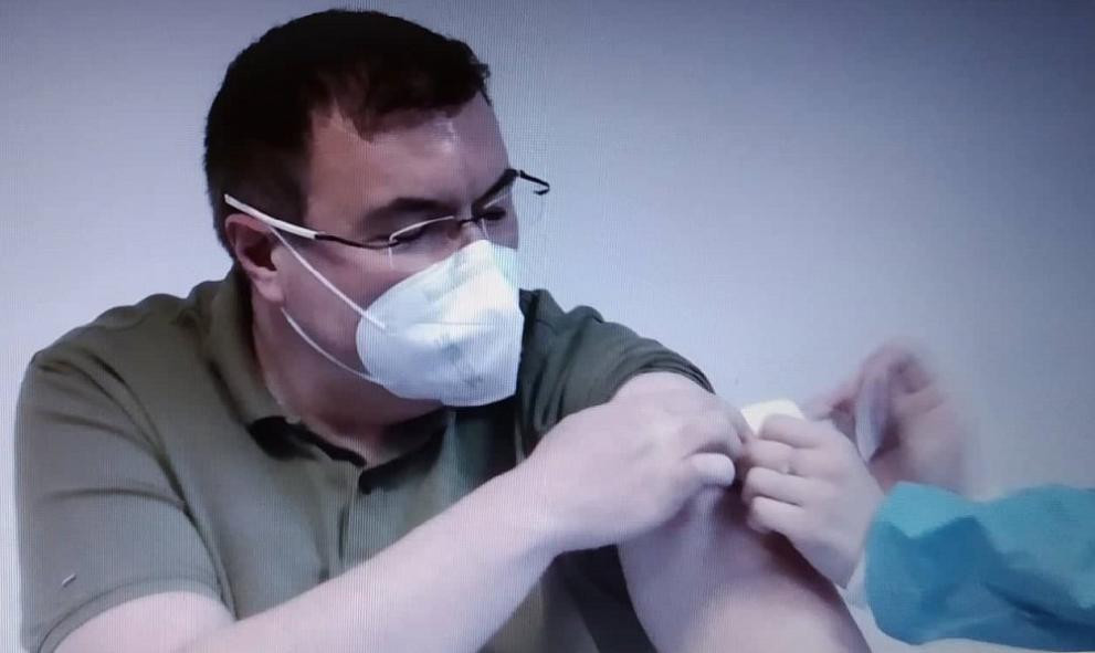 Министър Костадин Ангелов е първият ваксиниран българин!