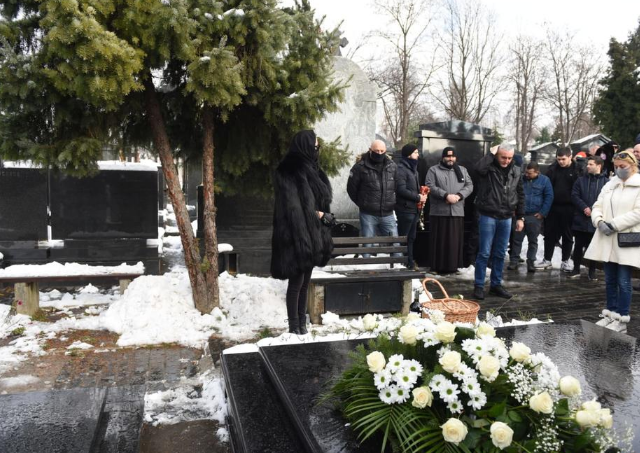 Цеца Величкович с панихида  за 21 г от смъртта на Аркан (Фамилията се събра край гроба му - Снимки)