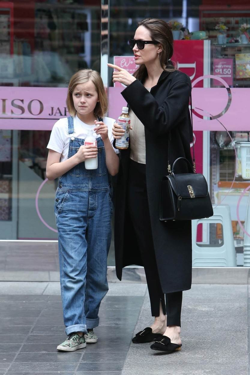 Анджелина Джоли износва дрехите на децата си (Актрисата се стопи от стрес)
