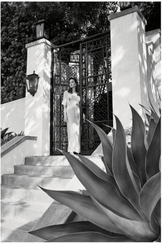 Разкош в стар Холивуд! Анджелина Джоли показа имението си в Лос Фелис (Вижте къде се шири с децата)