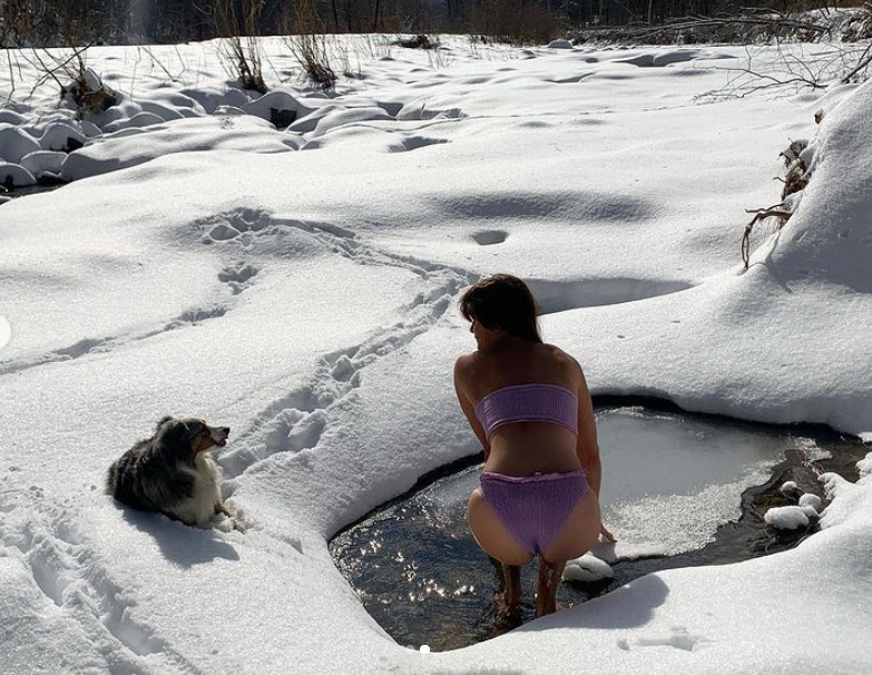 Вярвате ли, че е на 52?! Хелена Кристенсен разби с уникално тяло в снега (Снимки)