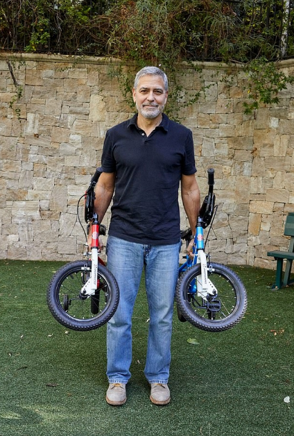 Джордж Клуни: Мия чинии и пера! (Актьорът откровено за изолацията – Снимки пред дома му)