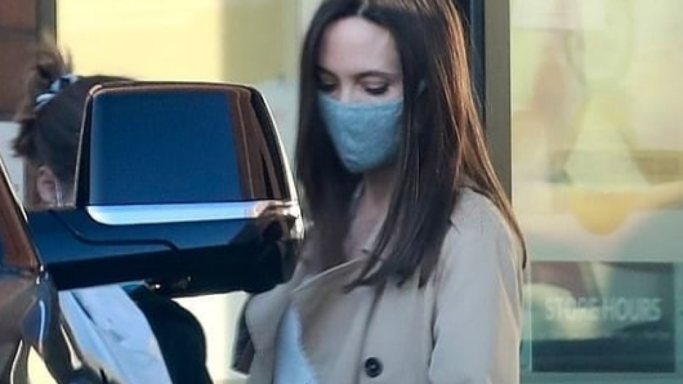 Анджелина Джоли събра погледите с нова прическа (Снимки как се подмлади след развода)