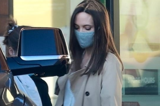 Анджелина Джоли събра погледите с нова прическа (Снимки как се подмлади след развода)