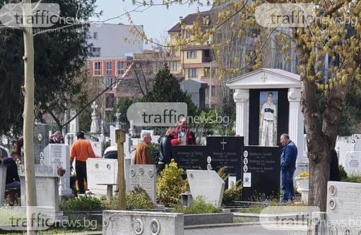 Погребват Цар Киро във фамилния мавзолей в Пловдив (Снимки от трескавата подготовка)