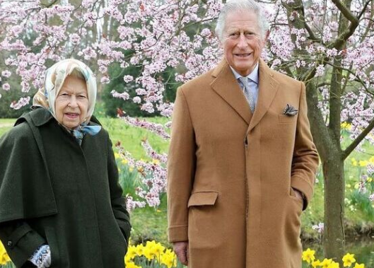 Кралицата и принц Чарлз на разходка във Фрогмор Хаус (Вижте майка и син заедно на Великден – Снимка)