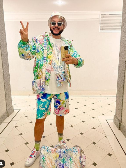 Филип Киркоров се стъкна от глава до пети с маркови дрехи за 20 бона (Вижте как отпраши за Дубай – Снимки)