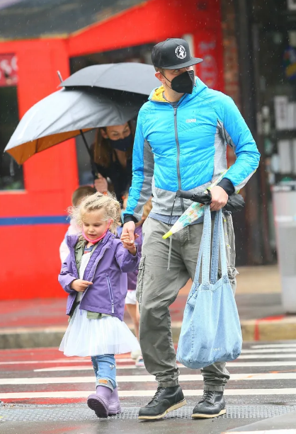 Модна икона! Леа на Ирина Шейк се разхожда под дъжда с тате (Вижте порасналата малка принцеса – Снимки)