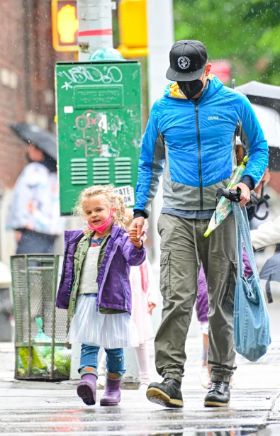 Модна икона! Леа на Ирина Шейк се разхожда под дъжда с тате (Вижте порасналата малка принцеса – Снимки)