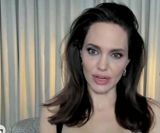 Аджелина Джоли шашна с нежна кожа като на младо момиче (Актрисата никога не е изглеждала по-красива – Снимки)