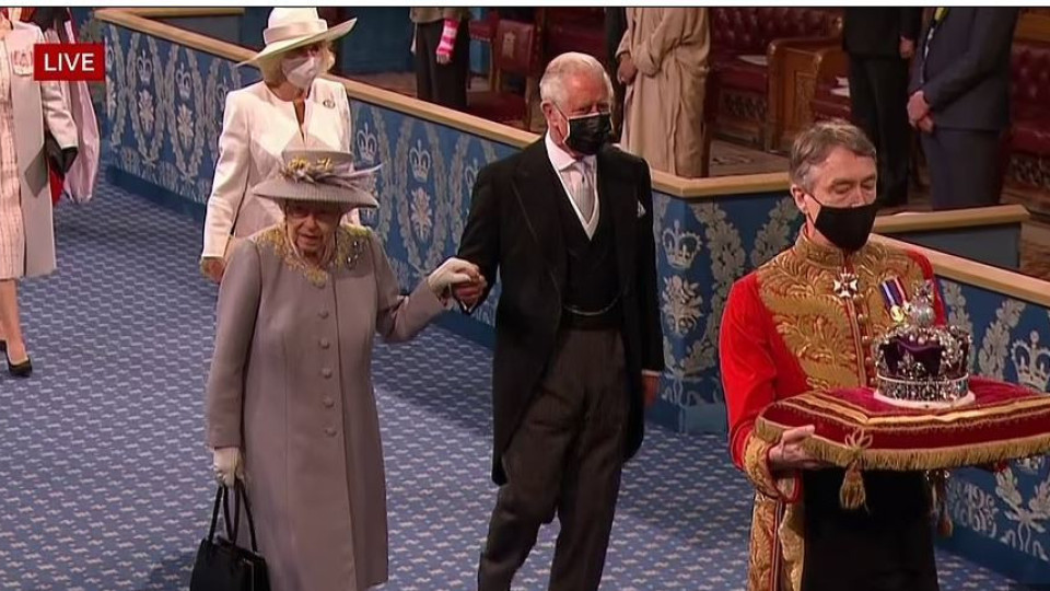 Кралица Елизабет се завърна! (Монархът с първа изява след смъртта на принц Филип - Снимки)