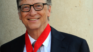 Бил Гейтс се състари и запусна след развода (Милиардерът пусна корем и обрасна – Снимки)