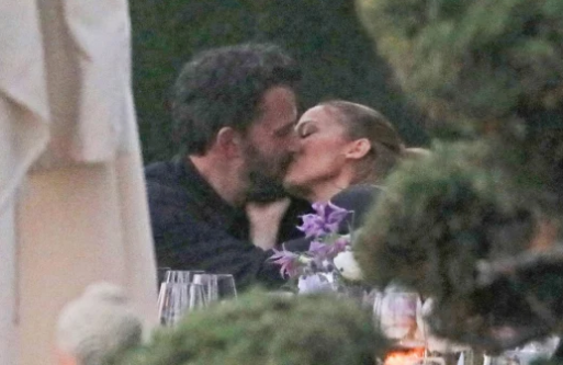 Джей Ло и Бен Афлек публично се обвързаха с целувка (Вижте колко са влюбени – Снимки)