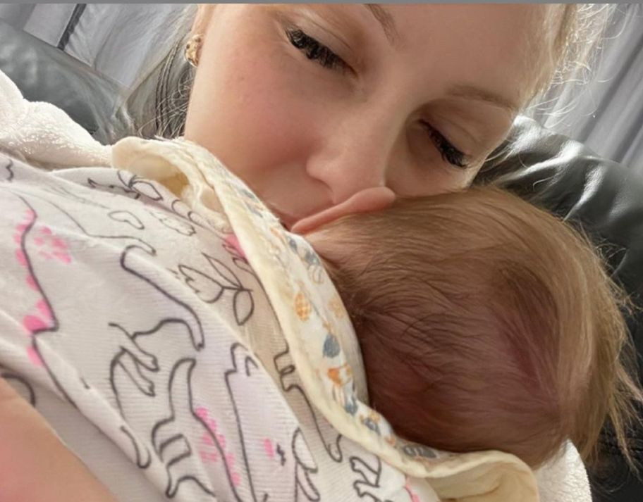 Деси Бакърджиева показа новородената си дъщеря! (още подробности)