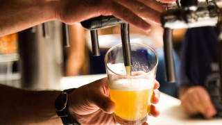 Лекари алармират: Пиенето на бира в жегите е опасно!