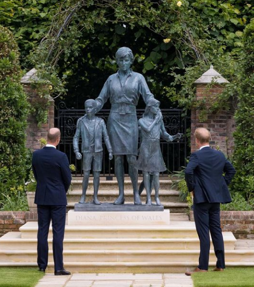 Един до друг! Принцовете Уилям и Хари заедно отдадоха почит на майка си (Вижте снимки от церемонията)
