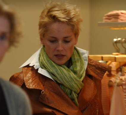 Спипаха Шарън Стоун в магазин да пробва дрехи (Вижте звезда без грим и фотошоп – Снимки)