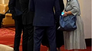 Татяна Дончева шашна с маркова чанта за 4 бона (Вижте с какво модно ревю откриха Парламента – Снимки)