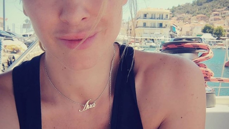 Алекс Раева на яхта в Гърция! (още подробности)