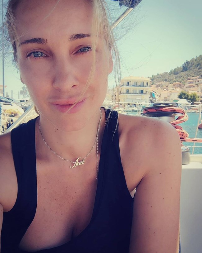 Алекс Раева на яхта в Гърция! (още подробности)