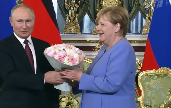 Владимир Путин отново посрещна Меркел с букет цветя (Вижте какъв характер крие – Снимки)