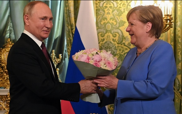 Владимир Путин отново посрещна Меркел с букет цветя (Вижте какъв характер крие – Снимки)