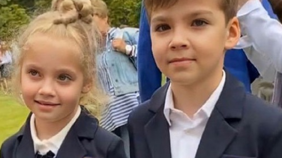 Близнаците на Алла Пугачова тръгнаха на училище (Родителите изпратиха Лиза и Хари във втори клас – Снимки)