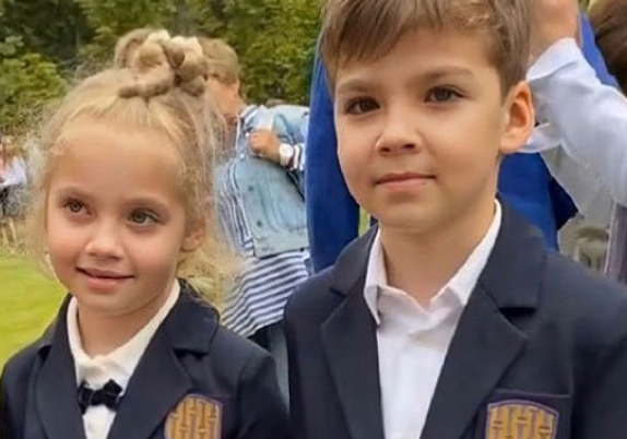 Близнаците на Алла Пугачова тръгнаха на училище (Родителите изпратиха Лиза и Хари във втори клас – Снимки)