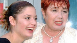 Александра Сърчаджиева тъжи за майка си (Вижте тук)