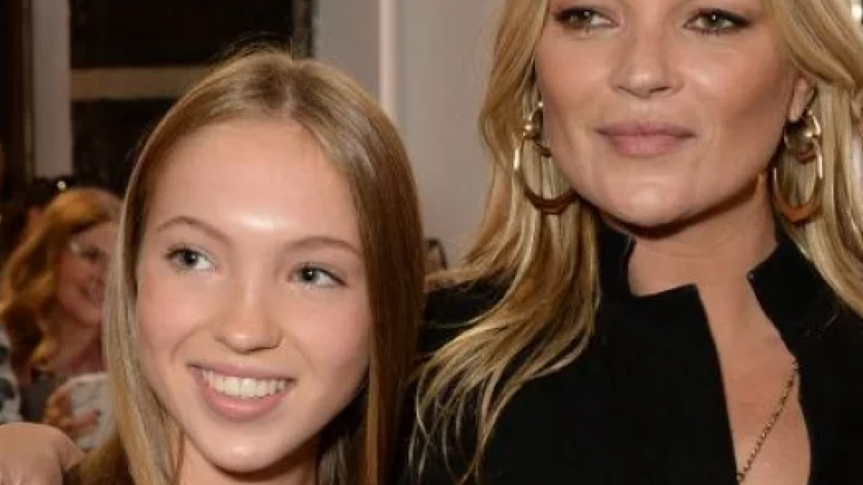 Дъщерята на Кейт Мос излезе на модния подиум без вежди (Вижте реакцията на майка й – Снимки)