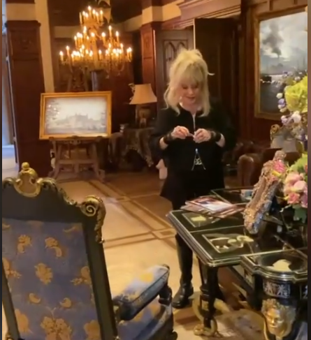 Приятелка на Алла Пугачова показа замъка й в село Гряз (Вижте в какъв лукс тъне примадоната)