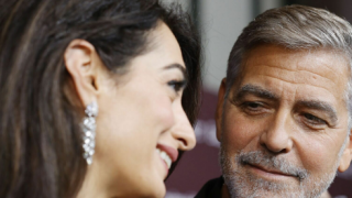 Амал и Джордж Клуни сияят на червения килим (Вижте ги за първи път на събитие от 3 г насам – Снимки)