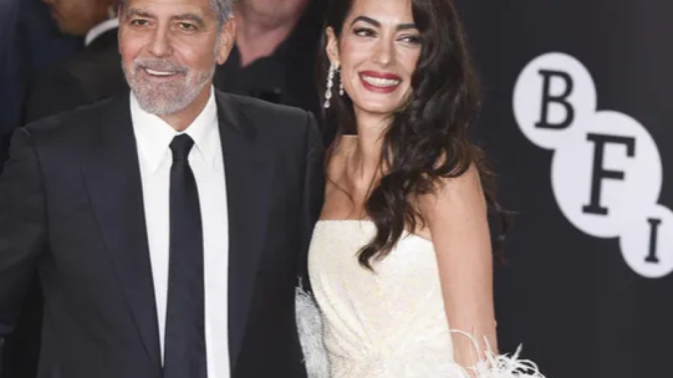 Амал Клуни блести в рокля, ушита само за нея (Сравниха образа й с ангел – Снимки)