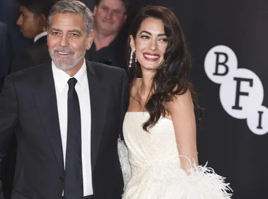 Амал Клуни блести в рокля, ушита само за нея (Сравниха образа й с ангел – Снимки)