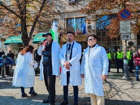 От партия БНО скочиха на ваксините и зелените сертификати срещу Ковид-19! Кандидатите за депутати са с бели престилки пред Министерството на здравеопазването