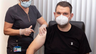 Делян Пеевски и Йордан Цонев се ваксинираха с трета бустерна доза (Снимки)