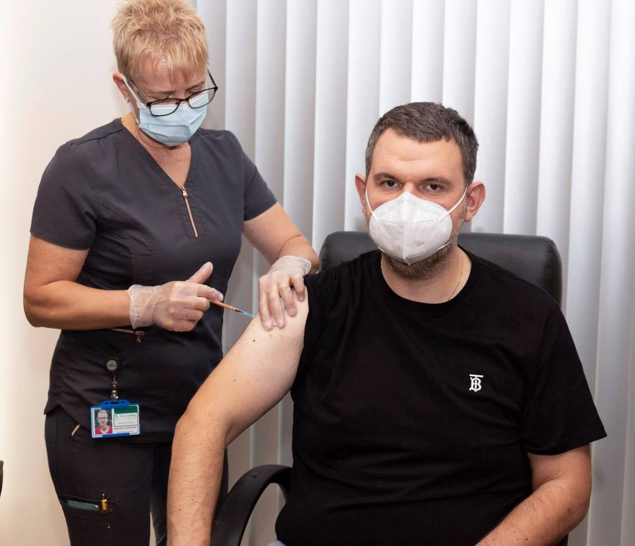 Делян Пеевски и Йордан Цонев се ваксинираха с трета бустерна доза (Снимки)