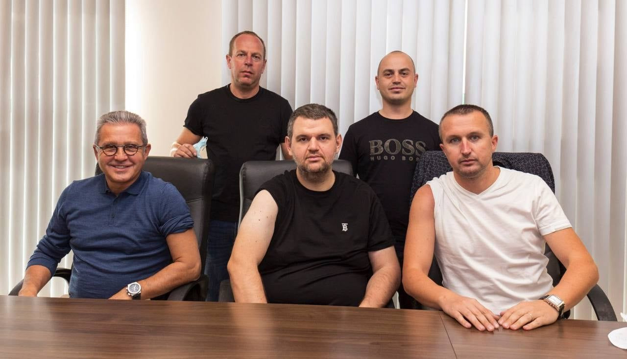 Делян Пеевски и Йордан Цонев се ваксинираха с трета бустерна доза (Снимки)