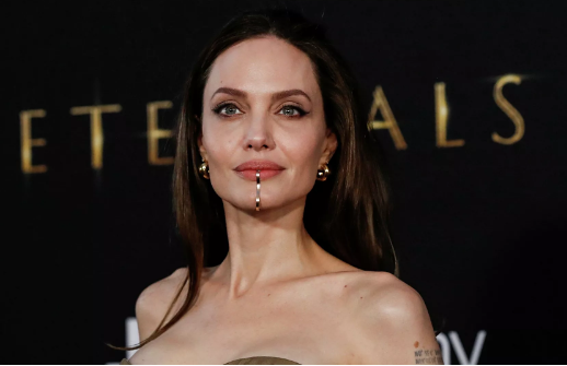 Безупречната  красота на Анджелина Джоли плод на пластични корекции!? (Вижте мнението на специалиста)