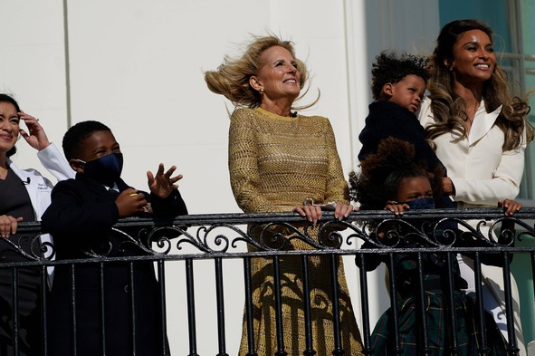 Джил Байдън лъсна в абсурдна златна рокля (Вижте поредния й моден провал – Снимки)
